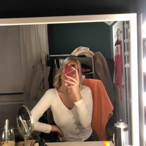  - Jätte fin och skön tröja. Det är storlek L men den passar bra på mig som har M!