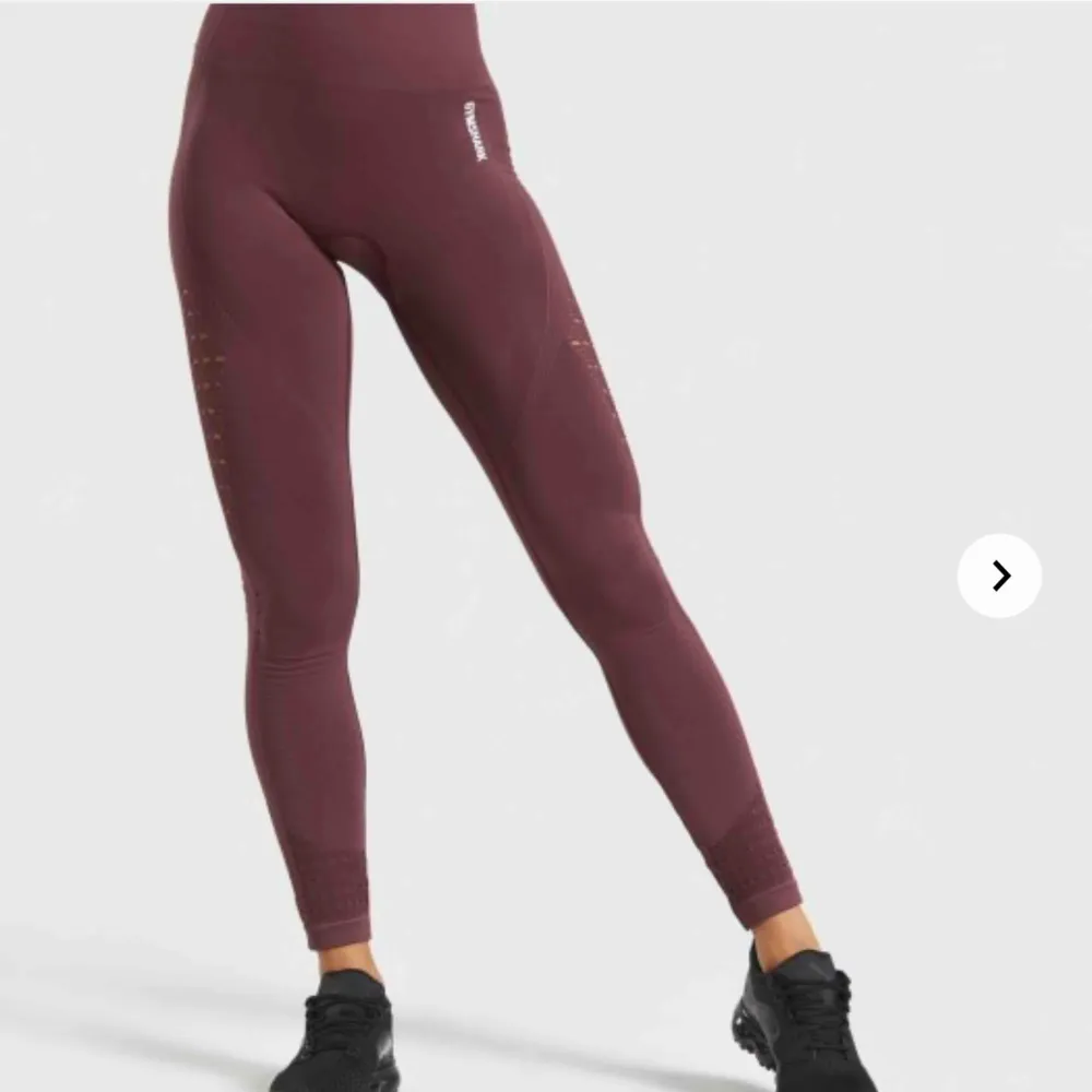 Gymshark energi+seamless leggings. Knappt använda. Storlek M men sitter som S! Nypris 600kr, frakt ingår 👍🏼. Jeans & Byxor.