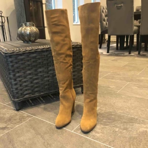  - Helt nya väldigt fina sexiga knälånga stövlar från river island , storlek 38 . Har använd bara på en fest . Jag kan inte använda högklackade skor pga skada i foten., därför de har legat dessutom i sin ursprungliga kartongen och tar plats i garderob. 