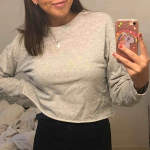  - Något kroppad college tröja ifrån bikbok köpt för ca 2 år sedan. Nypriset var 200kr och den är knappt använd. Köparen betalar frakt.💓