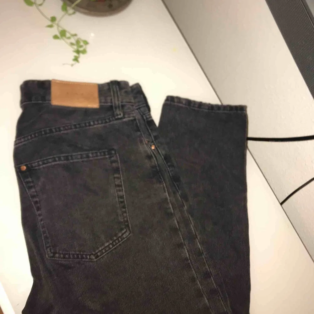 Svart, grå jeans som är knappt andvända pga fel storlek😥 skriv för frågor osv. Jeans & Byxor.