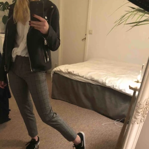  - Rutiga raka kostymbyxor i storlek 32, har sytt in i midjan och skulle därför vilja säga att dem är aningen små. Är 157cm lång och dem passar mig perfekt i benen:) 