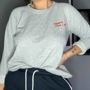  - Egenbroderad sweater med texten ”tänkte leva life” inkl stjärnor och hjärtan kring