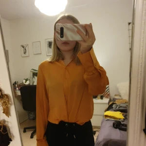  - Söt skjorta i glansigt material från vero moda. Väldigt bekväm. Köpare står för eventuell frakt.