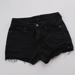Svarta jeansshorts från Cheap Monday i avklippt modell. Sköna och stretchiga. Bara provade, så dom är i toppen skick! Köparen står för frakten 🌠