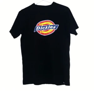  - T-shirt i nyskick.