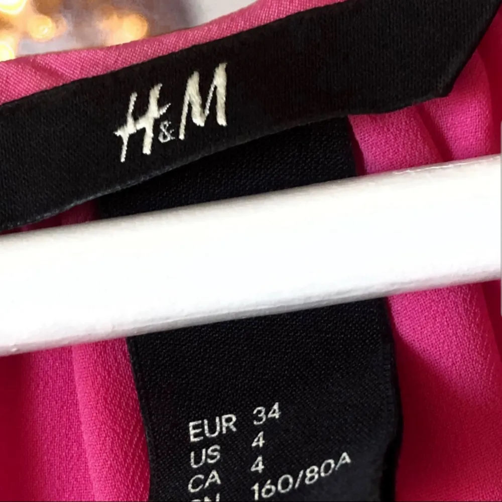 Färg: Cerise/rosa.  Strl: 34.   Fint linne från H&M. Omlott framtill, fin detalj och fint fall på linnet. Använd vid 3 tillfällen, dvs bra skick.  Kommer ej till användning och stor garderobsrensning pågår! Pris: 100 inkl frakt.. Toppar.