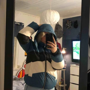  - En fin knappt använd vinterjacka från NAKD väldigt fluffig o mjuk, ordinarie pris 700kr