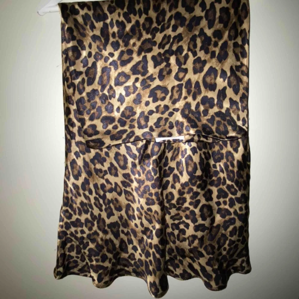 Jag säljer en långkjol i leopard 🐆 Bud från: 80:- Superfint skick  Kontakta mig om du är intresserad . Kjolar.