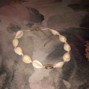  - Finns att göra i olika strl, beroende på hur stor hals man har! :) 