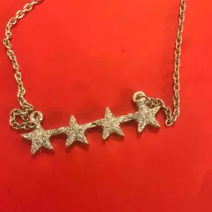 Fin halsband med stjärna , pris inkl frakten  Kolla gärna mer på min sida :)✨ har endast nöjda köpare! ☀️☀️☀️