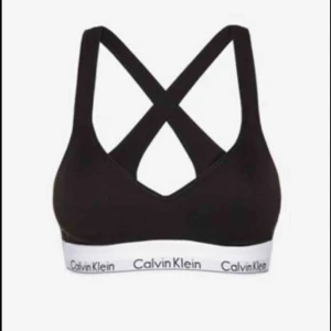  - Bygellös bralette från Calvin Klein. Formpressade kupor med vaddering. Breda axelband som korsar i ryggen.  Aldrig använd 