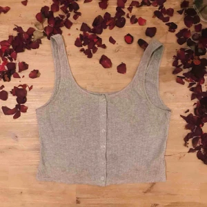  - ett gråmelerat linne i fint skick!! för liten för mig dock