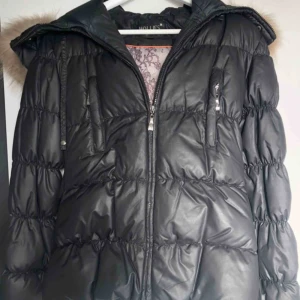  - Varm & skön vinterjacka från HOLLIES STOCKHOLM. Använd ca 1,5 vintrar. I bra skick trots väl användning. Med avtagbar päls