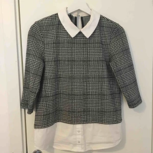  - Säljer min jättesnygga skjorta/blus! (Det vita sitter ihop med det rutiga) Den är ganska stor i storleken skulle jag säga, den sitter löst runt partiet vid ryggen och magen.  Kan frakta eller mötas upp i Gävle. Frakten betalar du själv isf! 