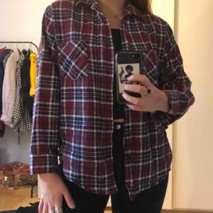  - Fin och väldigt skön skjorta röd/blå rutig skjorta, bra skick. Vet inte vilken storlek men den passar bra på min som brukar ha medium.