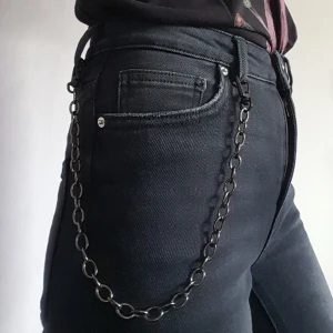  - Byxkedja i mörkgrå, nästan svart färg. Går att använda som halsband med om man skulle vilja. Fraktkostnad blir 18kr.