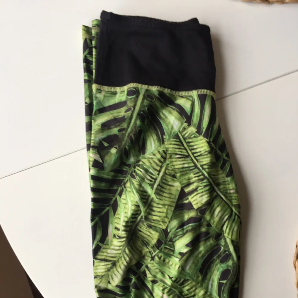 Yoga tights i fint mönster !  Inköpta på Bali, inte använda mycket ca 3ggr! Frakt tillkommer . Jeans & Byxor.