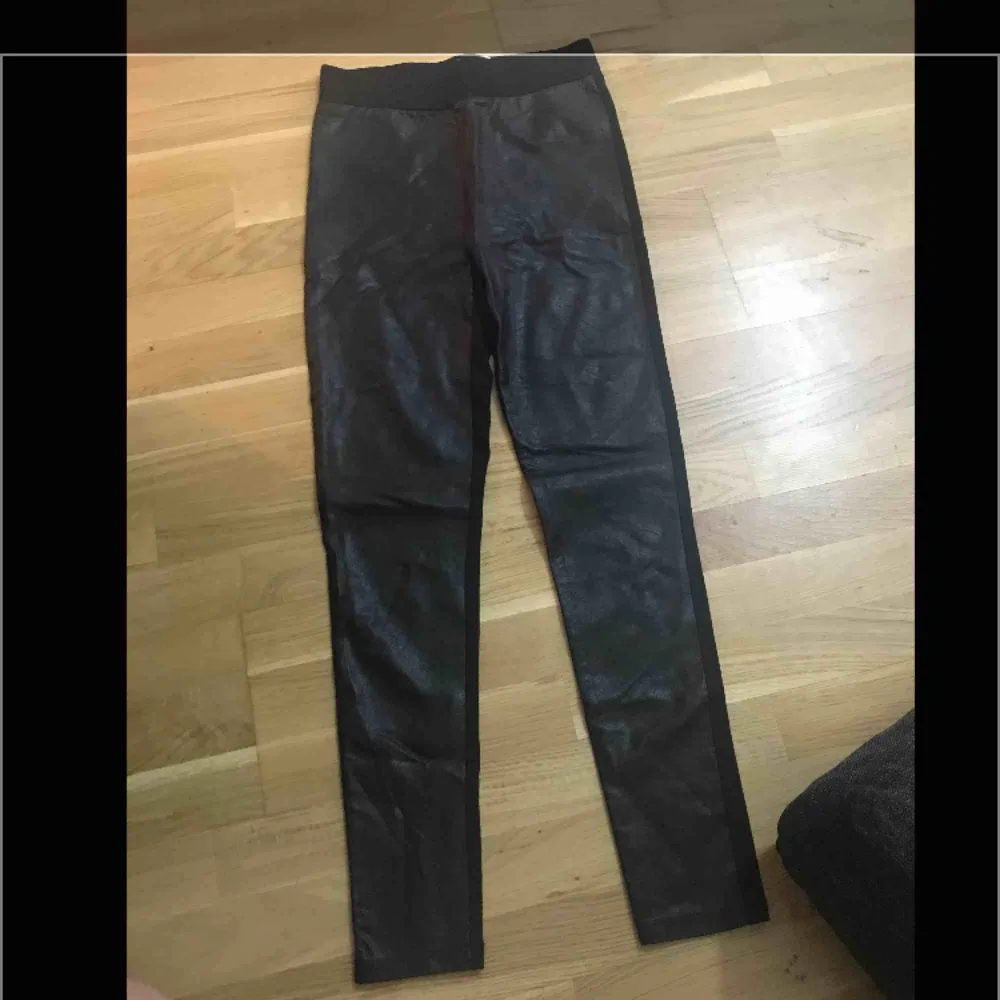 Svarta skinn jeaggings oanvända . Jeans & Byxor.
