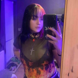  - Fin mer ”croppad” tröja från bershka🥰 Passar Xs-M. Använd max 3 gånger. 170 kr inkl frakt!