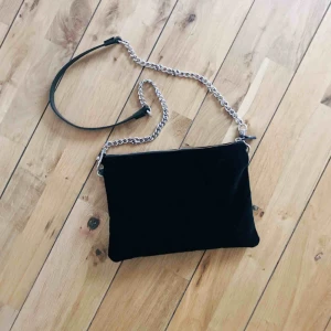  - Superfina Kira Chain Velvet från Whyred som tyvärr inte kommer till användning! Använd en gång och i nyskick🌹 går att använda med längre kedje-axelrem och/eller en kortare läderrem (se bild två). Nypris 1800kr