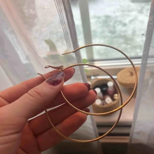  - Snygga guld hoops i mellan storlek 🥰