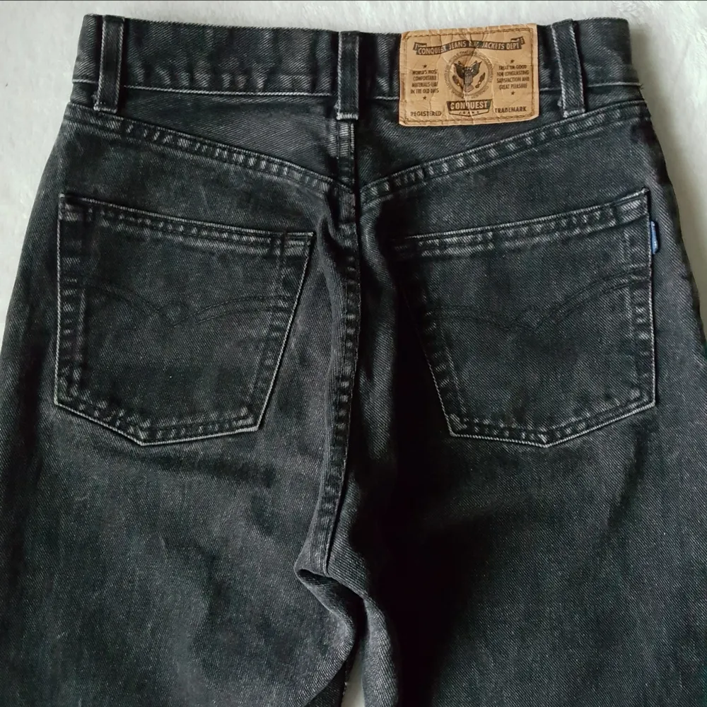 Vintage svarta mom jeans, avklippta nedtill. Storlek w29 men tycker de känns lite mindre, mer som ca 27/28.. Övrigt.