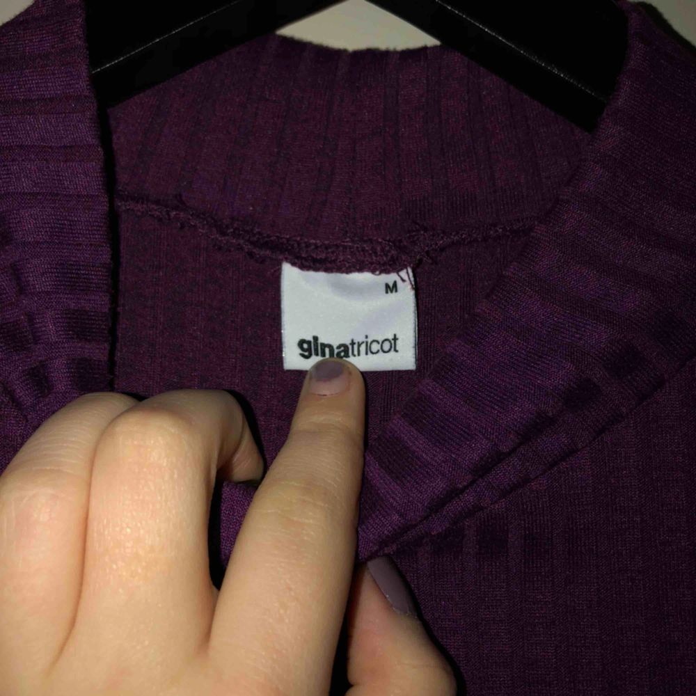 Turtleneck tröja från Ginatricot i lila. En tajt modell, bra skick och är knappt använd. Köparen står för frakten. Toppar.