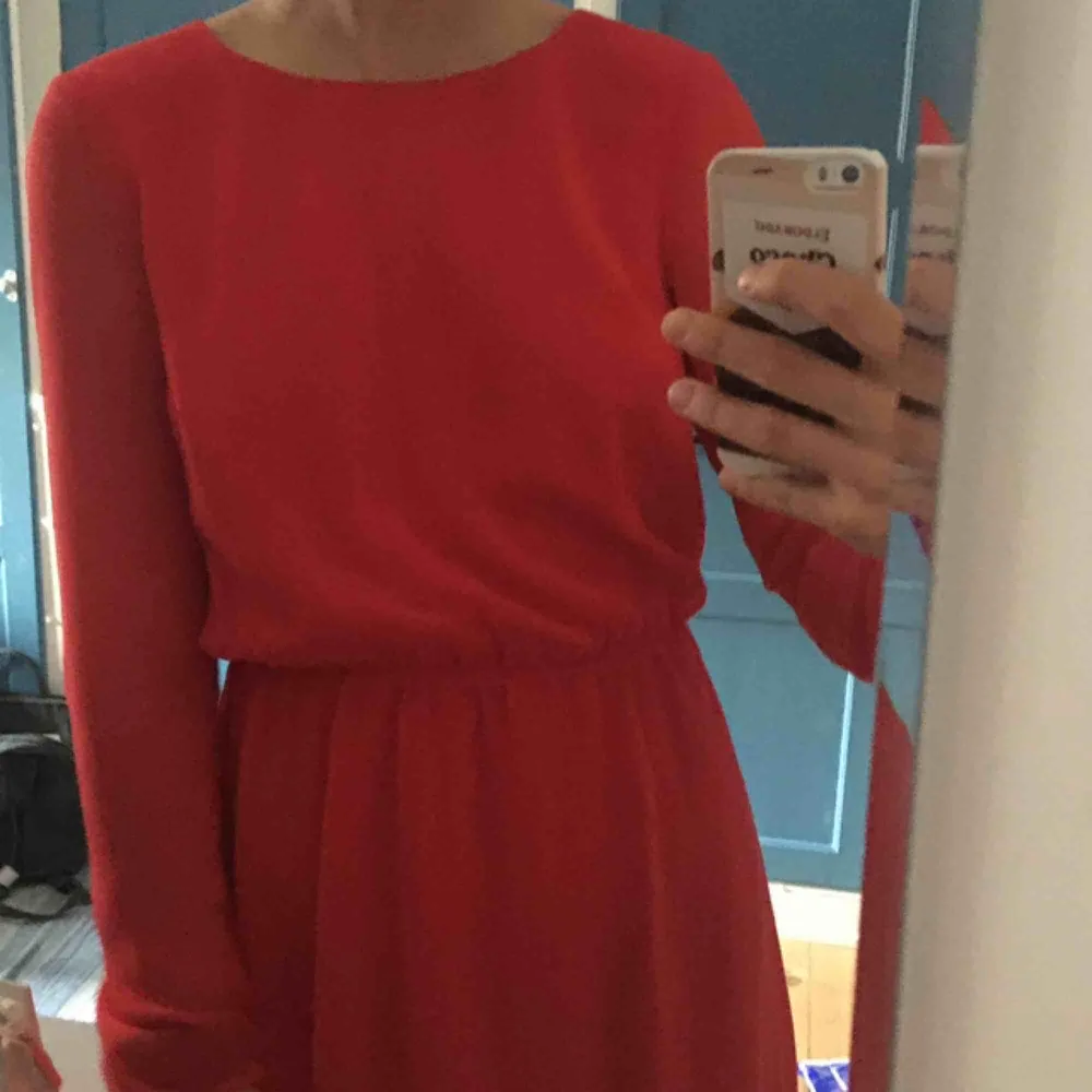 Röd klänning från bikbok! Använd en gång, säljes pga för liten. Färgen på klänningen är som första bilden. . Klänningar.