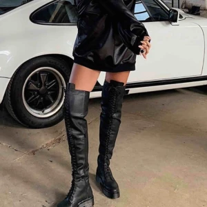  - Oanvända overknee kängor från Nelly!  Köparen står för frakten på ca 90:-