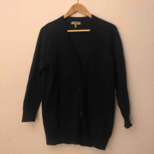  - Ull/mohair-kofta från Whyred, marinblå färg. Den är mer fluffig i verkligheten. Den har även fickor