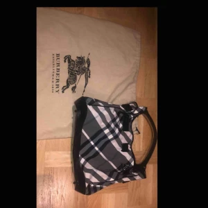  - Burberry väska i nyskick Storlek: 30 x 30cm. ÄKTHETSBEVIS FINNS!  Pris kan diskuteras!