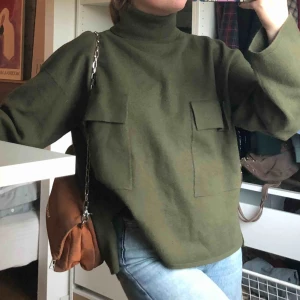  - Helt oanvänd grön polo frön weekday. Sitter skönt och sticks inte. Nypris var 700kr:)