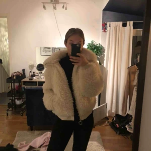  - En superfin teddyjacka från BikBok. Aldrig använd pga för stor