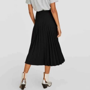  - Trendig kjol från stradivarius! En söm är lös vid dragkedjan men den går att öppna/stänga ändå, kan fixas om man syr! Köparen står för frakt 