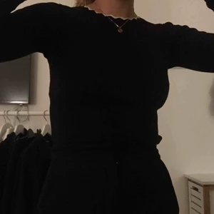  - Sparsamt använd svart tröja från zara med vita kanter