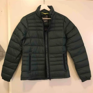  - Pelle P jacka, äldre modell. Men i nyskick, knappt använd. Tyvärr ingen luva.