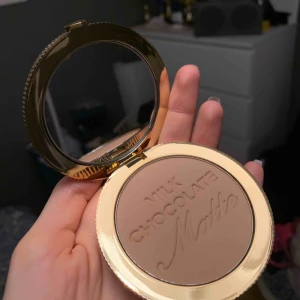  - Ny (men öppnad) milk chocolate soleil bronzer från TOO FACED! Råkade köpa fel färg och märkte det först när jag redan öppnat förpackningen🤦🏼‍♀️ nypris är 405kr så kollar om det finns ett intresse och isf vad som budas!🥰 