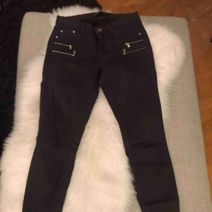  - Ett par gråa Zara byxor. Tycker själv de är väldigt snygga men tyvärr för små för mig. Är storlek 34