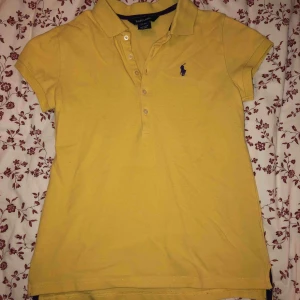  - En väldigt fin piké från Ralph Lauren i barnstolen  L vilket motsvarar en vuxen storlek på S. Nästan aldrig använd och säljes pågrund utav att jag inte bär så mycket gult. Tröjan är i mycket bra skick.