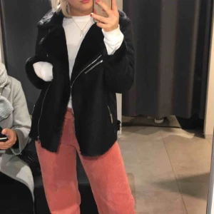  - En jätte fin vinter /höst jacka från mango. Köpt för 1000 kr och inte alls använd många gånger  Pris kan diskuteras  600kr +frakt 