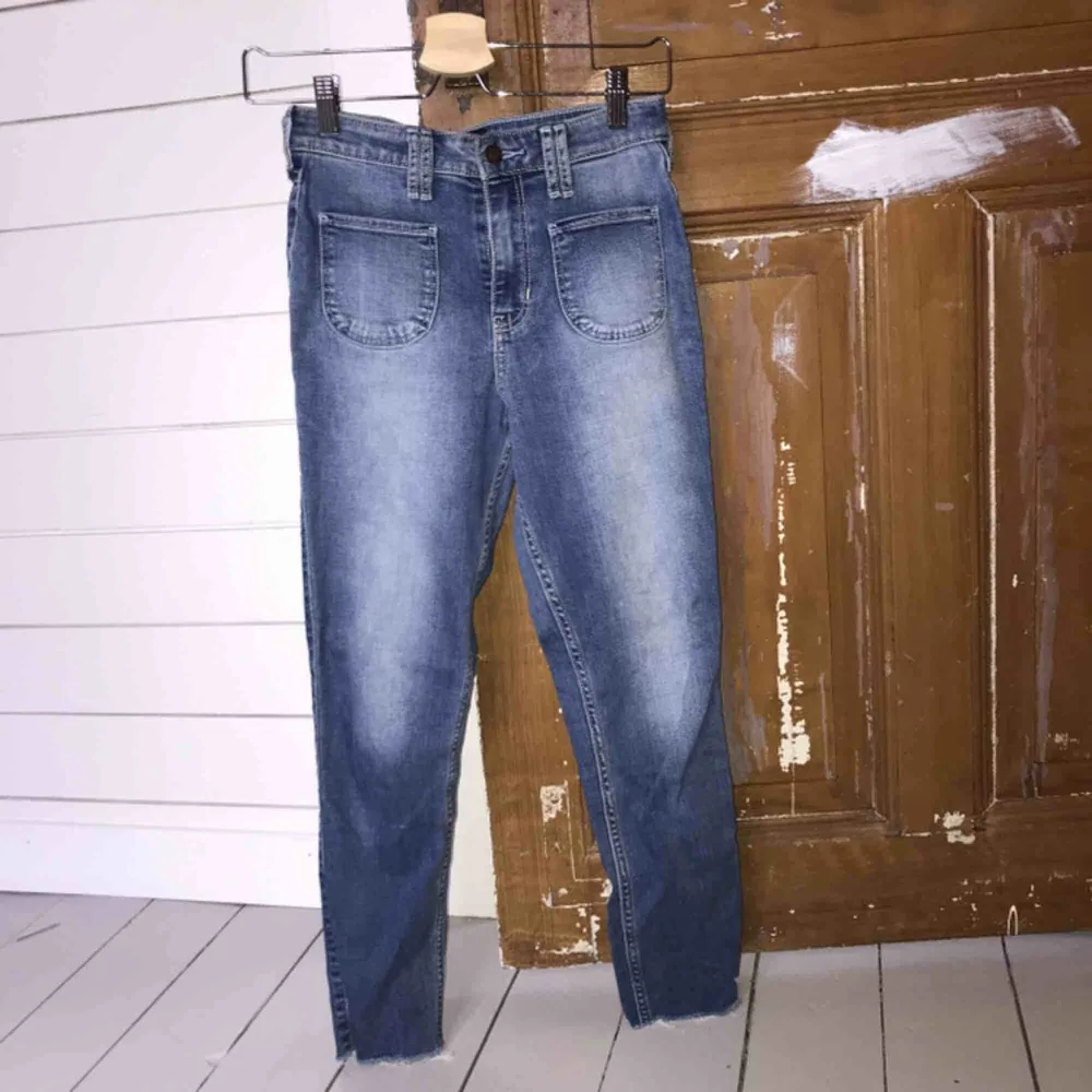 Snygga tighta jeans från Hollister som sitter mycket snyggt. Knappt använda därav i fint skick. Frakt ingår i priset!🍃🍀. Jeans & Byxor.