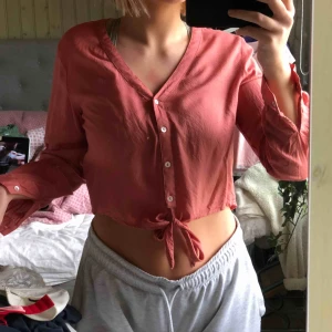  - Det är storlek 34 men passar mig som vanligtvis har 36/38😁 lite kort i ärmarna för mig som är 173 men tycker ändå det blir snyggare om man viker upp dom🥰 kvaliteten är som ny! Frakt tillkommer!