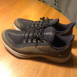  - Nike löpsko/vardagsko  Mycket fint skick, knappt använda.  Strl 39 