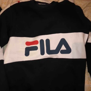  - Helt ny och fräsch Fila tröja.