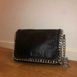  - Super snygg väska från tiamo. Original pris: 500 Bredd: 28 djup: 5 höjd: 18