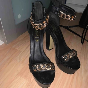  - Säljer mina älskade svarta klackar med guldkedje-detalj. Köpta på Bubbelroom för 600-700 kr, HELT oanvända, riktigt bekväma, toppskick. Säljes endast pga aldrig haft tillfälle att ha på dem. Vid riktigt snabb affär kan jag tänka mig gå ner lite i pris