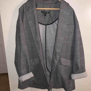  - Detta är en kavaj från Zara. Den är oversized så lite mer som en boyfriend jacka. Aldrig använt mer än 1 gång.  +frakt