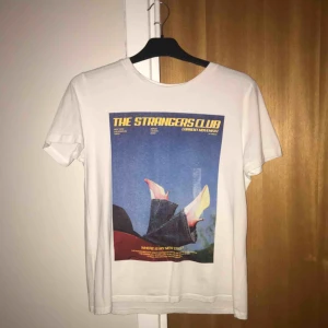  - Cool tröja från Zara, finns en slitning på trycket men det ger bara tröjan mer karaktär ;)      Många intresserade, lägg gärna bud🔅högsta: 100kr inkl frakt