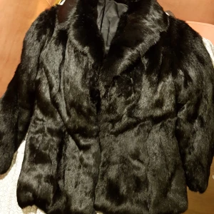  - Pälsjacka med äkta kaninpäls. Använd ett fåtal gånger och är i nyskick.